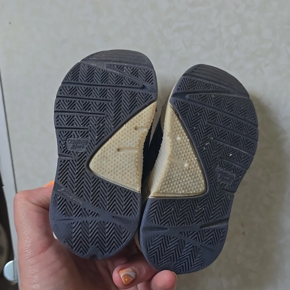 Oshkosh sneakers size‎ 4